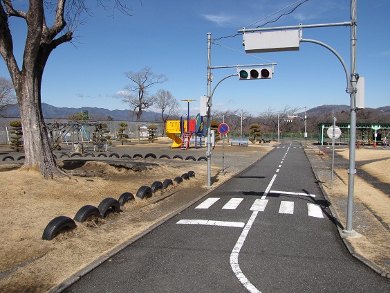 学習用信号機や踏切がございます。