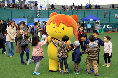 チビッ子たちに囲まれた