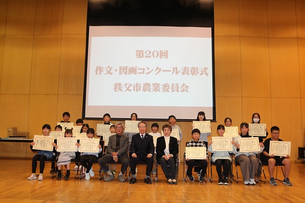 令和7年度第20回作文図画コンクール表彰式の集合写真