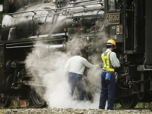 西武線沿線サミットフォトコンテスト　審査員特別賞　SLと係員の写真です