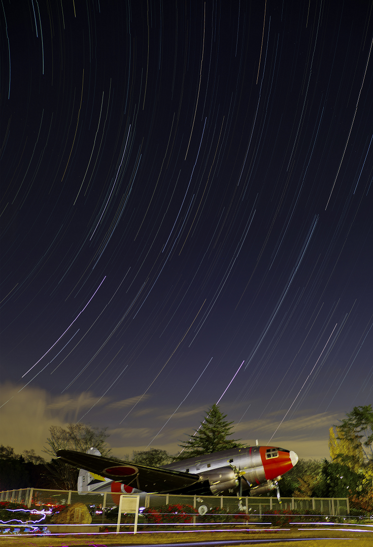 航空公園の飛行機と星の写真。