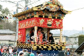 恒持祭屋台・笠鉾３基　荒木屋台